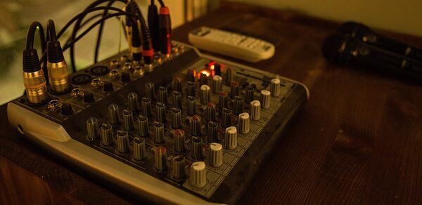 Лофт с теплым освещением и дискошаром