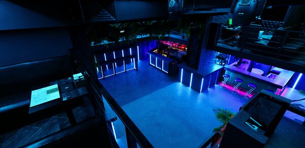 Deep. Двухуровневый неоновый клуб