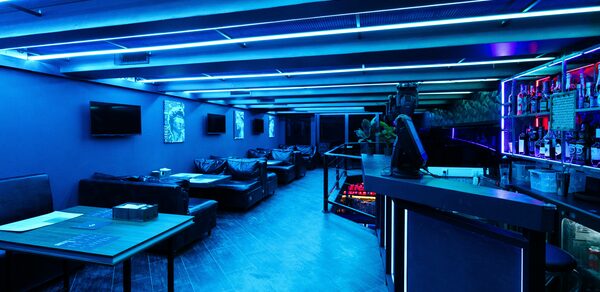 Deep. Двухуровневый неоновый клуб