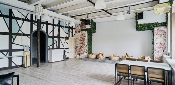 Компас. Белый лофт