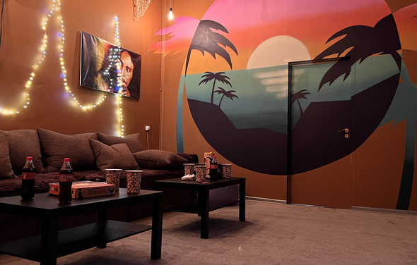 Зал Ямайка. Лофт с большим диваном и экраном