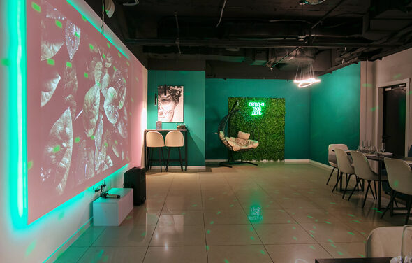 Просторный лофт-зал в зелёных цветах