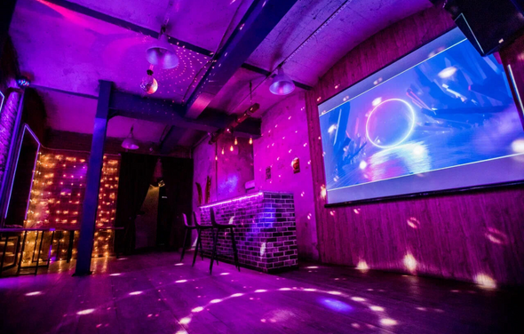 Кирпичный лофт с неонами и сценой