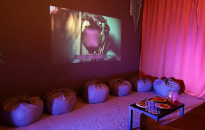 Зал Ямайка. Лофт с большим диваном и экраном