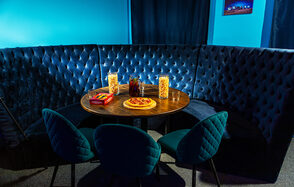 Зал Космос. Тёмная лофт-комната 