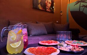 Зал Ямайка. Лофт с большим диваном и экраном