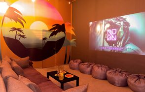 Зал Ямайка. Лофт с большим диваном и экраном