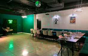 Просторный лофт-зал в зелёных цветах