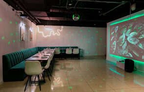 Просторный лофт-зал в зелёных цветах