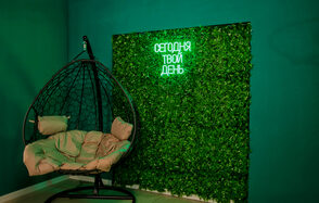 Просторный лофт-зал в зелёных цветах