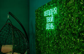 Просторный лофт-зал в зелёных цветах