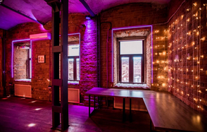 Кирпичный лофт с неонами и сценой