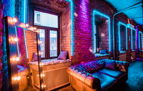 Кирпичный лофт с неонами и сценой