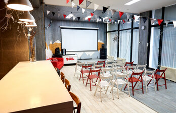 Складные стулья, расставлены в формате конференции.