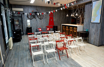 Сладные стулья в формате конференции, вид зала со сцены.