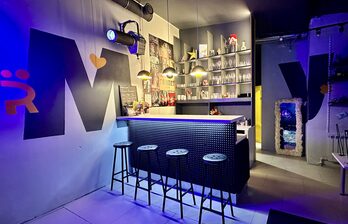 Микрофон для караоке с лазерным светом в лофте.