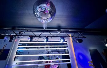 Лазерный эффект на танцполе.