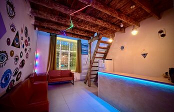 Диваны. Барная стойка. Лестница на второй этаж. Холодильник