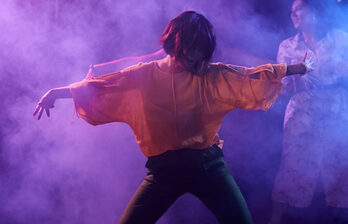 Диван. Кондиционер. Книжная полка. Лампа. Подвесной светильник