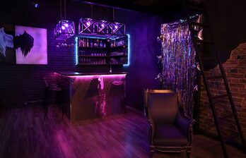 Барная стойка с барными стульями. Кресла. Картина на стене. Декоративные свисающие лампы