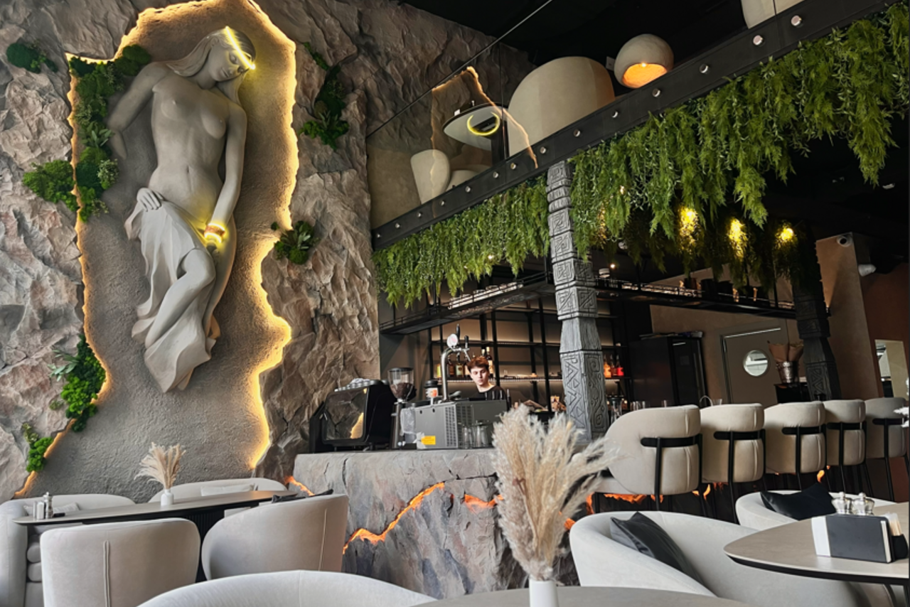 Арендовать Просторный двухуровневый зал для мероприятий