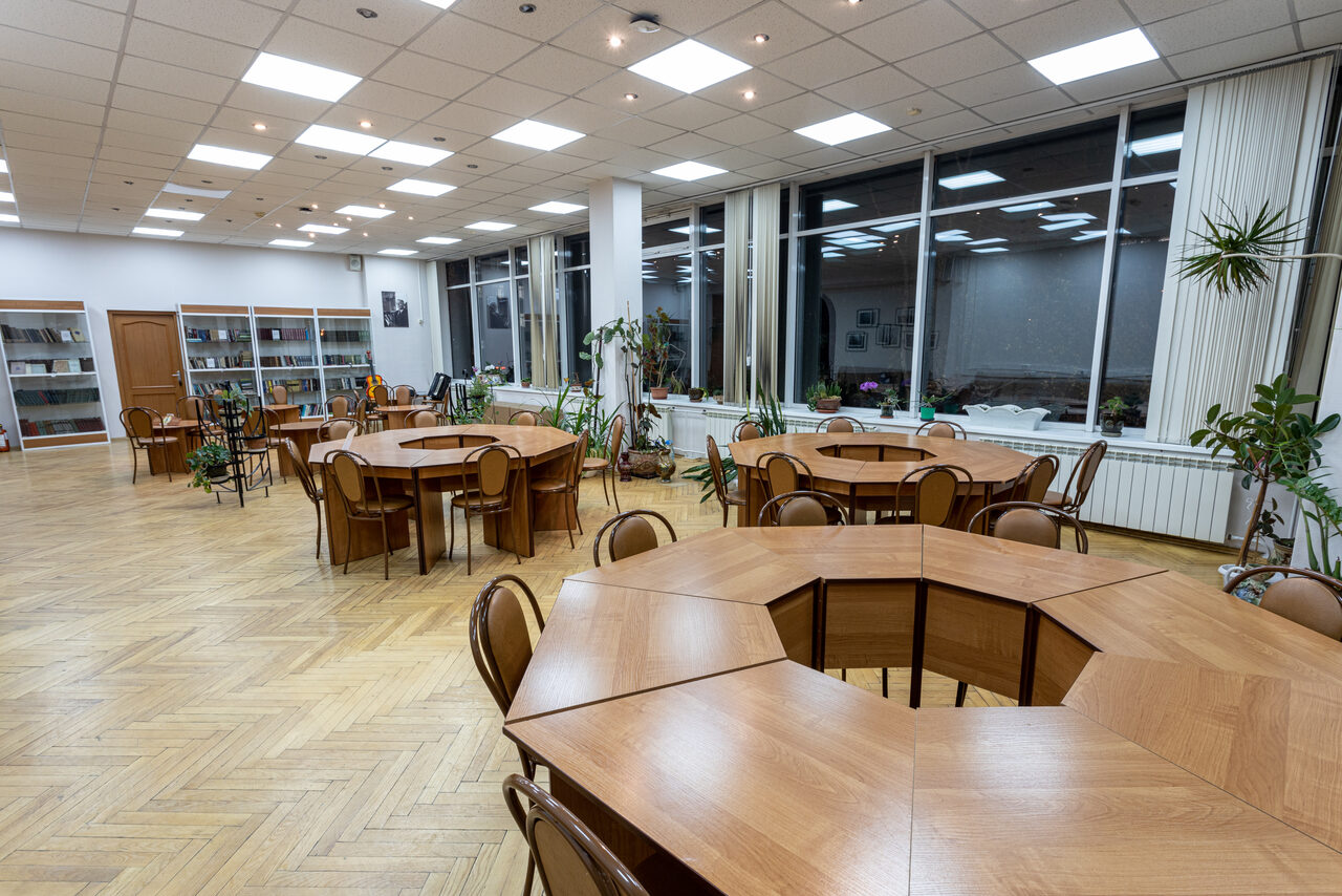 Арендовать Conference room with large windows