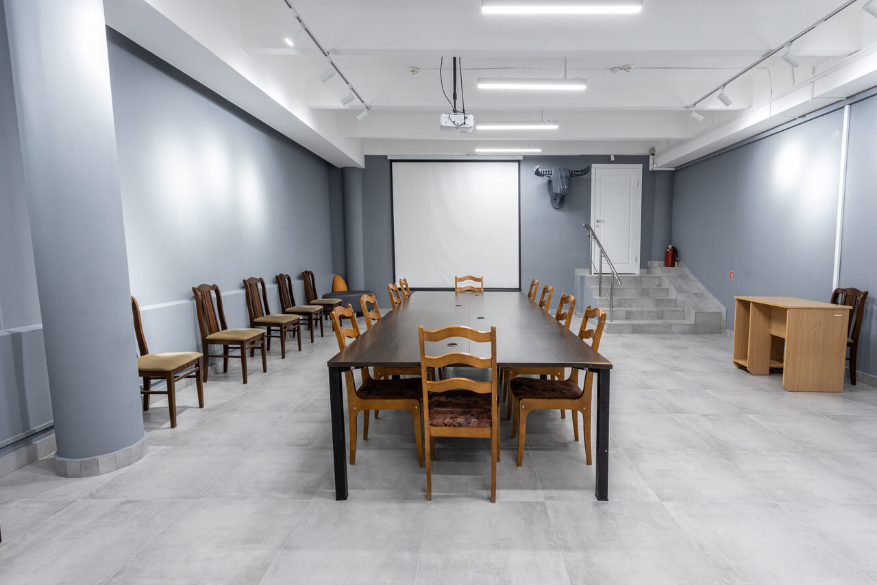 Арендовать A room for events in strict colors