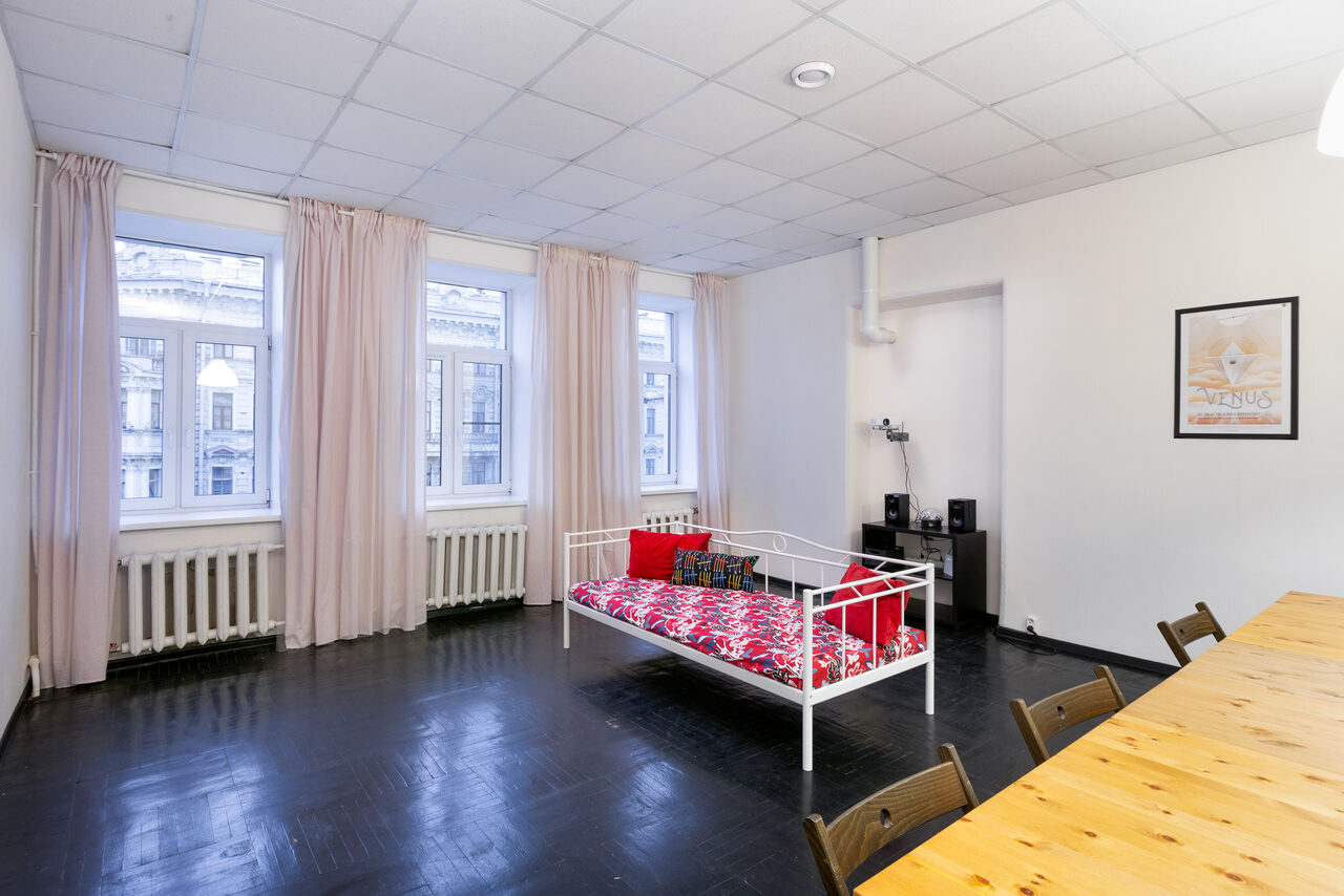 Арендовать Большая квартира с видом на Невский