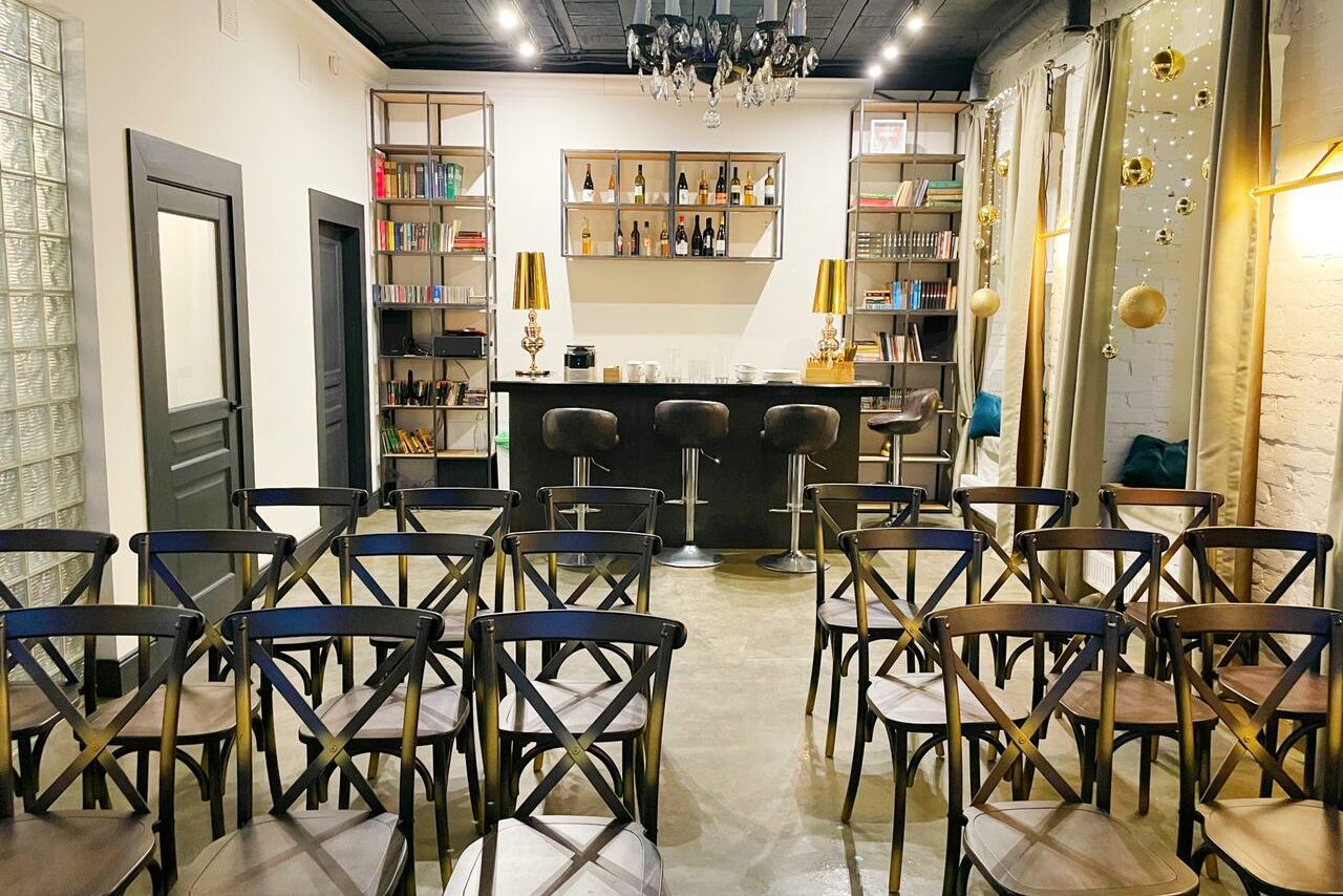 Арендовать Bright room with large windows