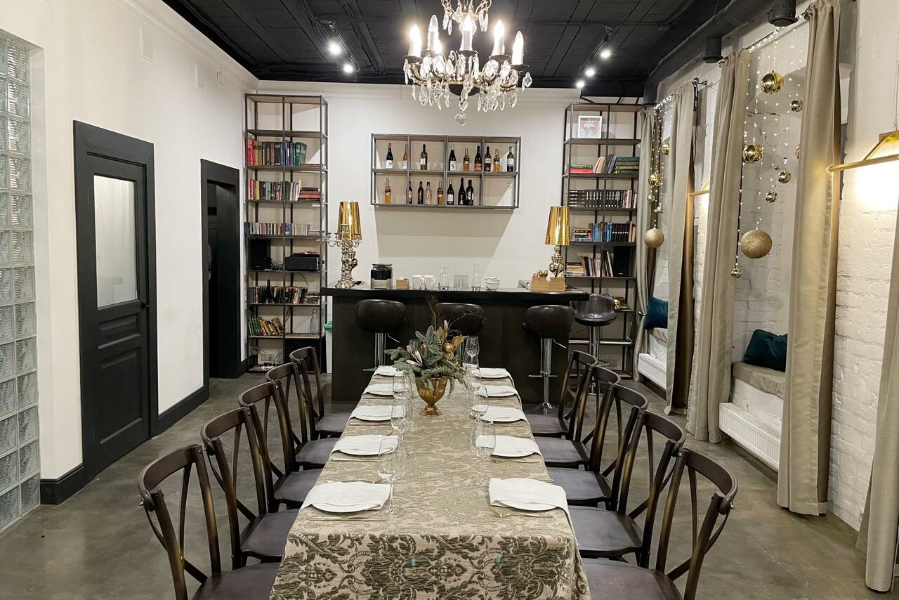 Арендовать Bright room with large windows