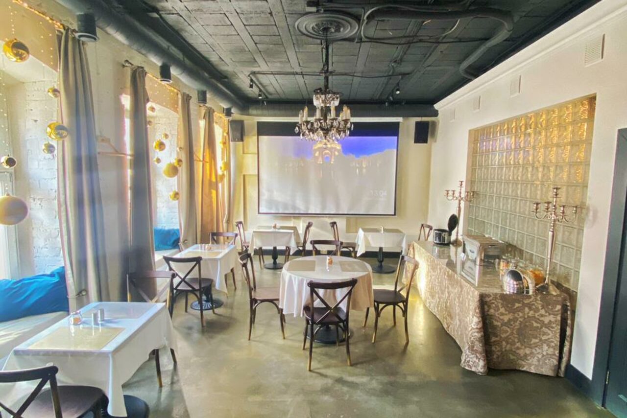 Арендовать Bright room with large windows