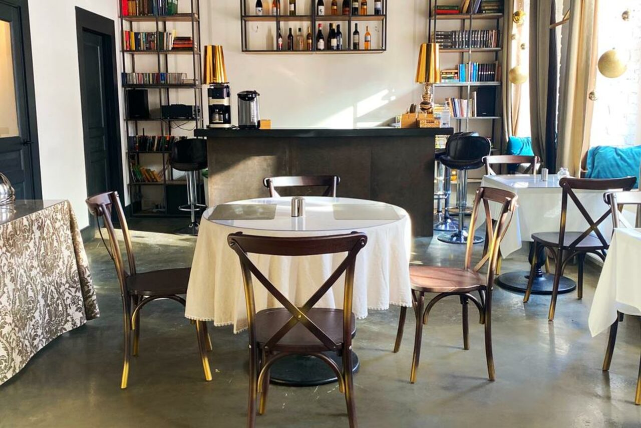 Арендовать Bright room with large windows