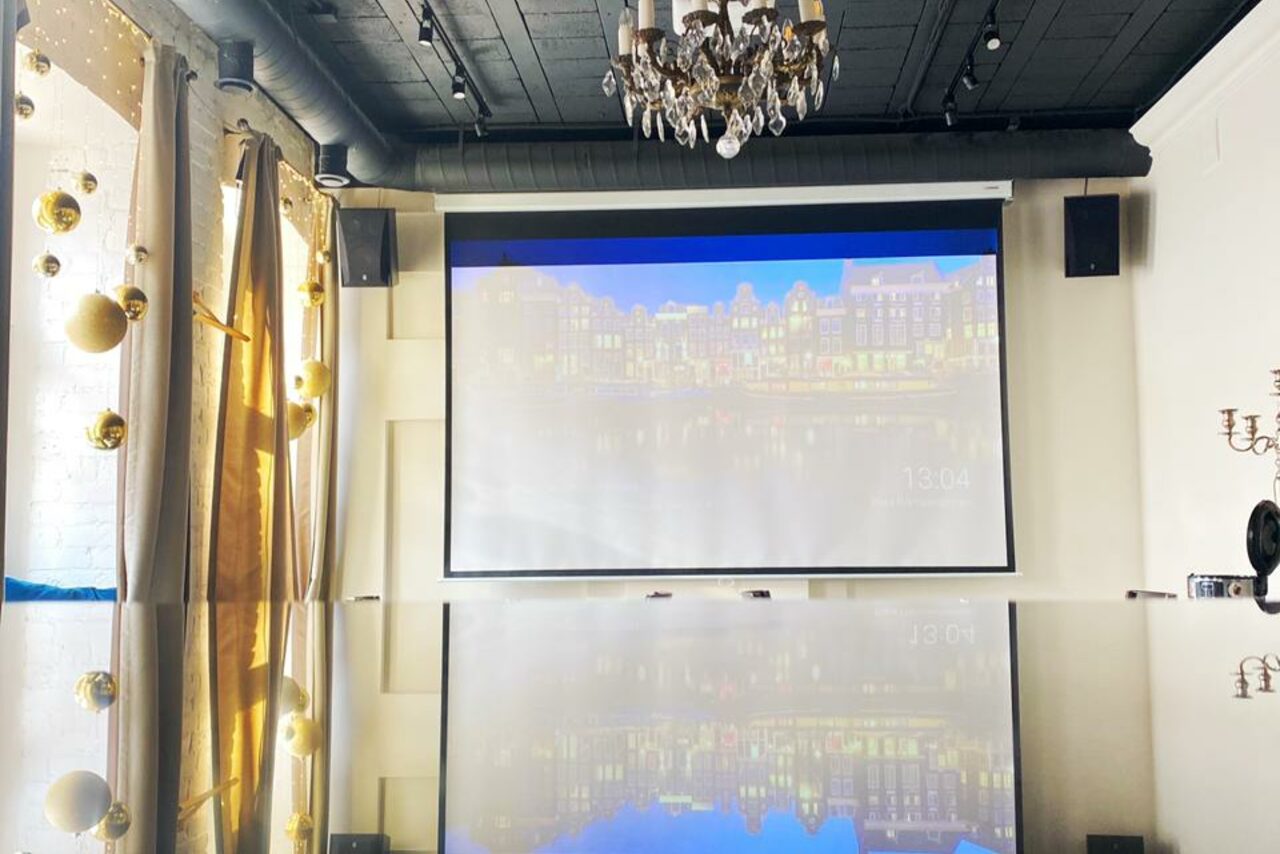 Арендовать Bright room with large windows