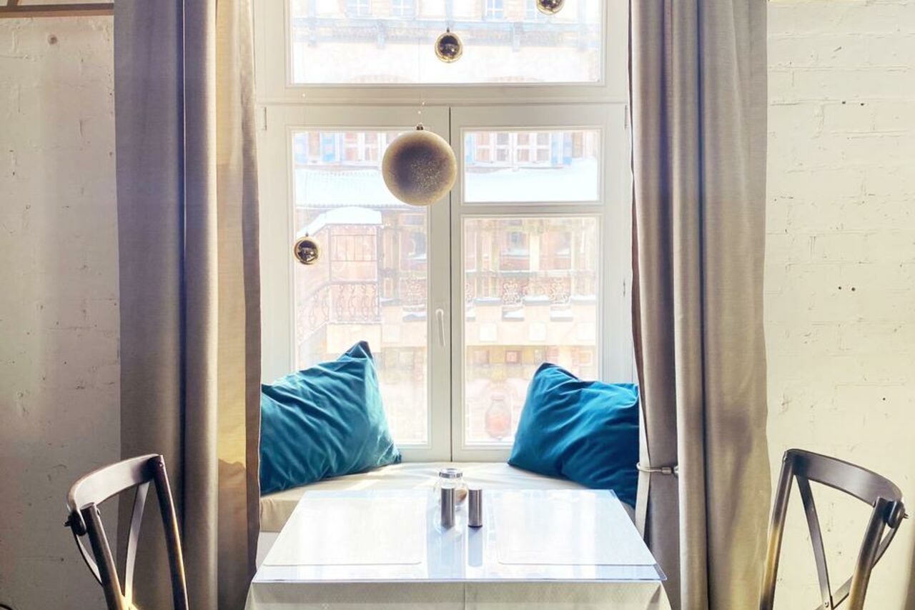 Арендовать Bright room with large windows