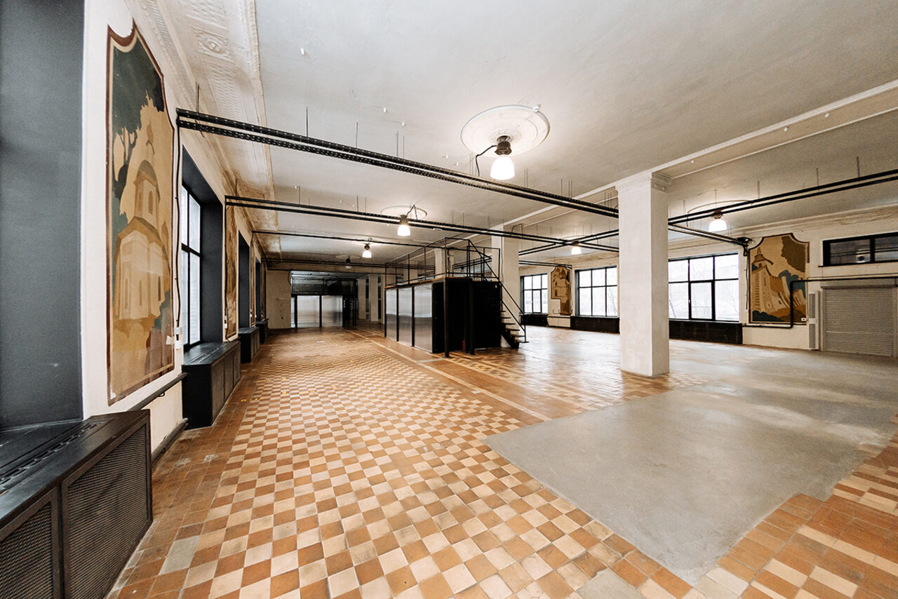 Арендовать Пространство с колоннами и высокими потолками