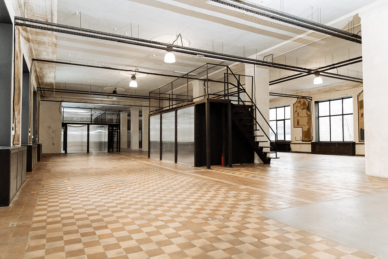 Арендовать Пространство с колоннами и высокими потолками