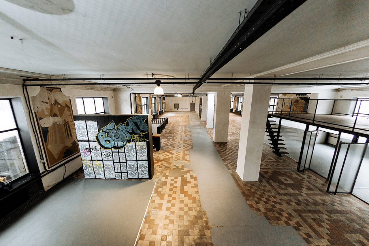 Арендовать Пространство с колоннами и высокими потолками