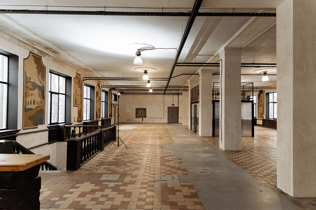 Арендовать Пространство с колоннами и высокими потолками