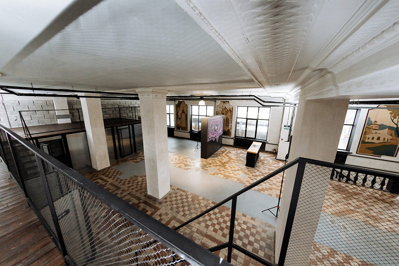 Арендовать Пространство с колоннами и высокими потолками