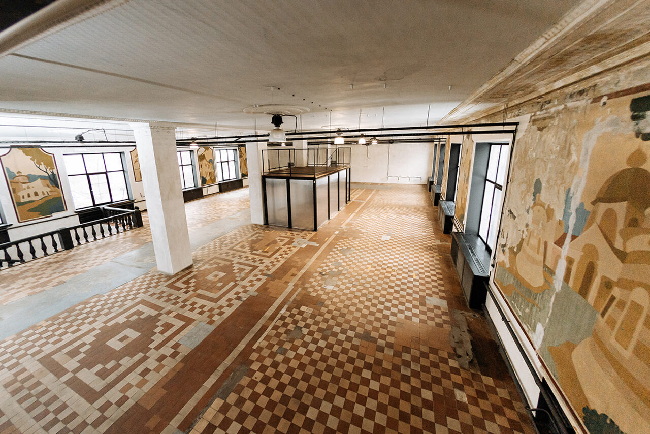 Арендовать Пространство с колоннами и высокими потолками