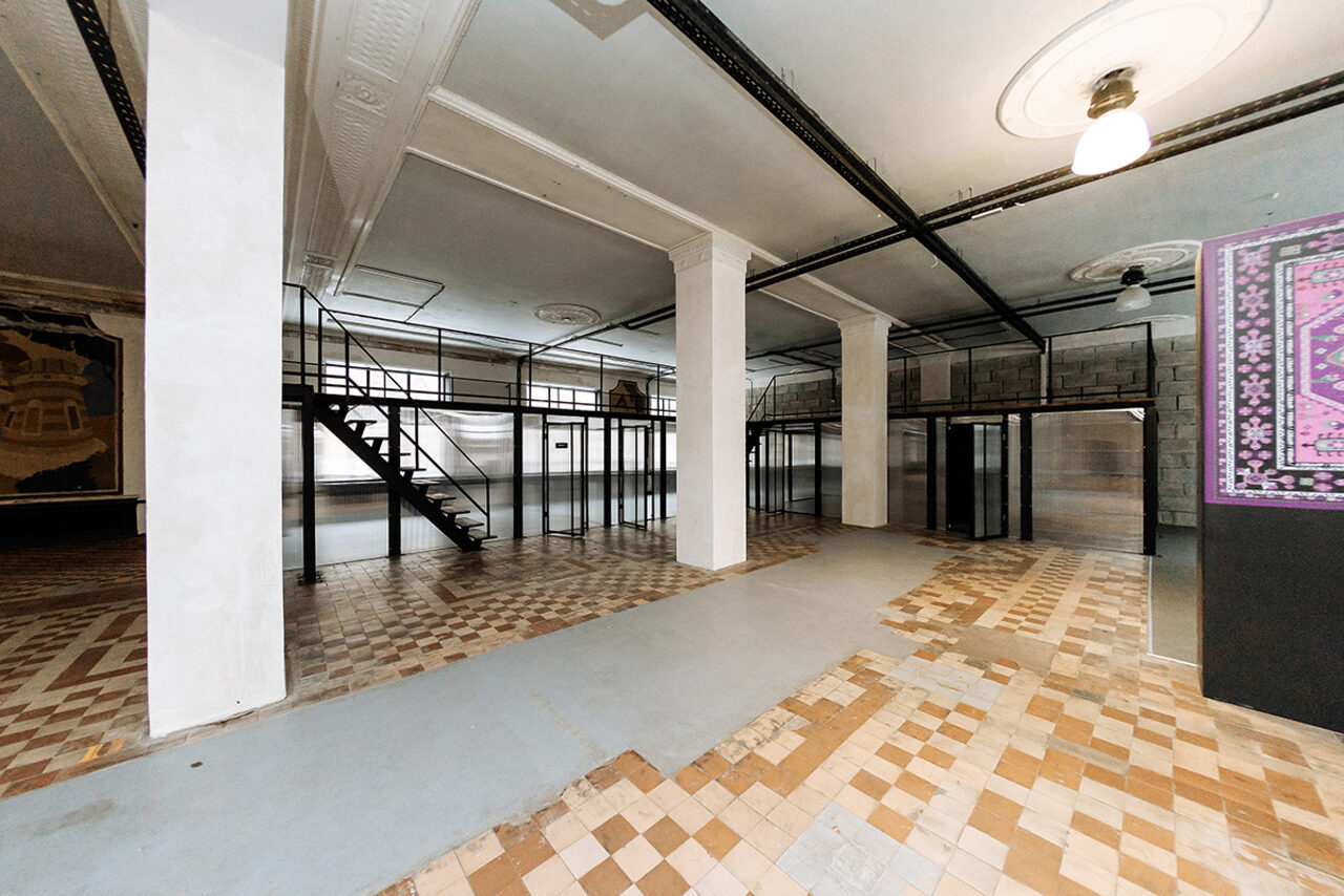 Арендовать Пространство с колоннами и высокими потолками