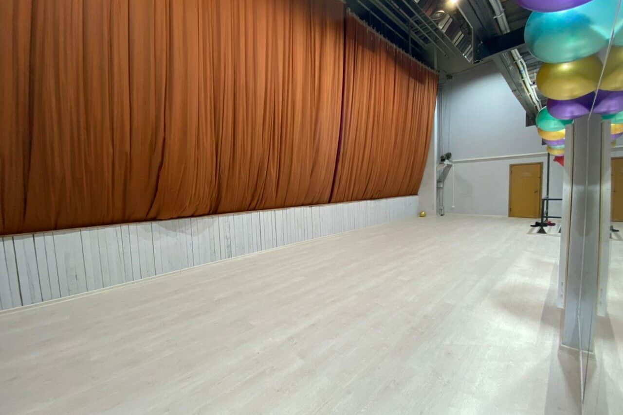 Арендовать Ballroom with high ceilings
