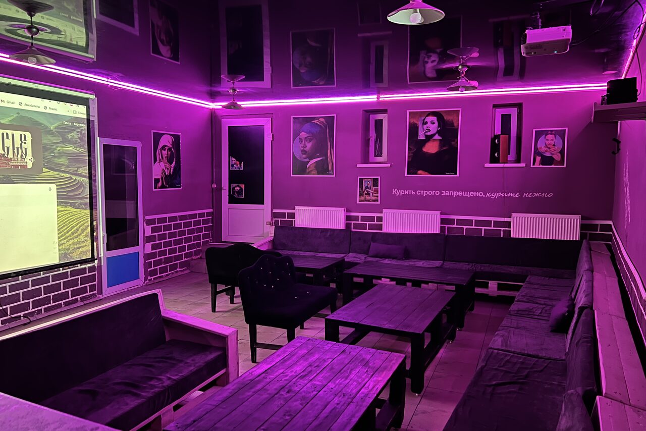 Арендовать G. A Smoke. Неоновый атмосферный лофт