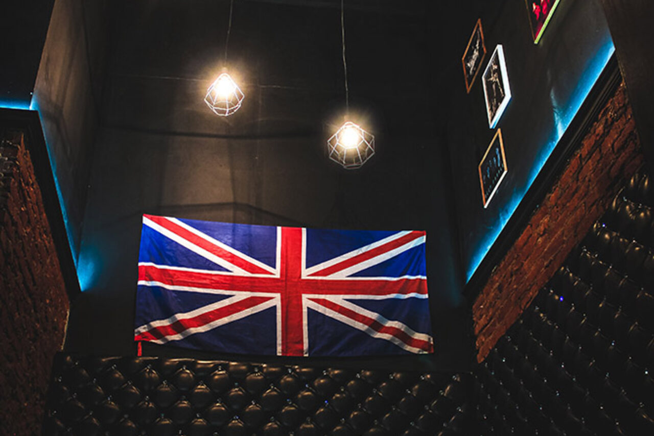 Арендовать Двухуровневый лофт с кожаными диванами