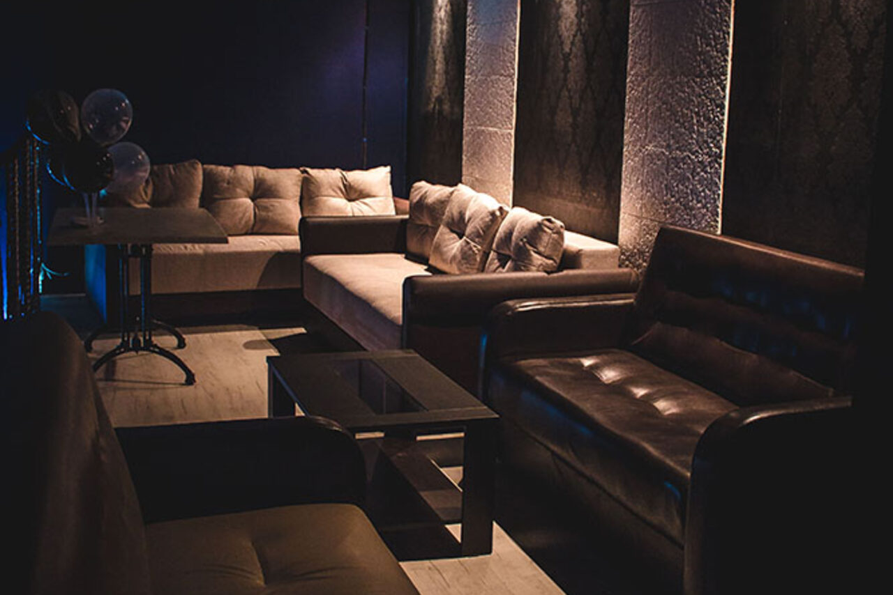 Арендовать Двухуровневый лофт с кожаными диванами