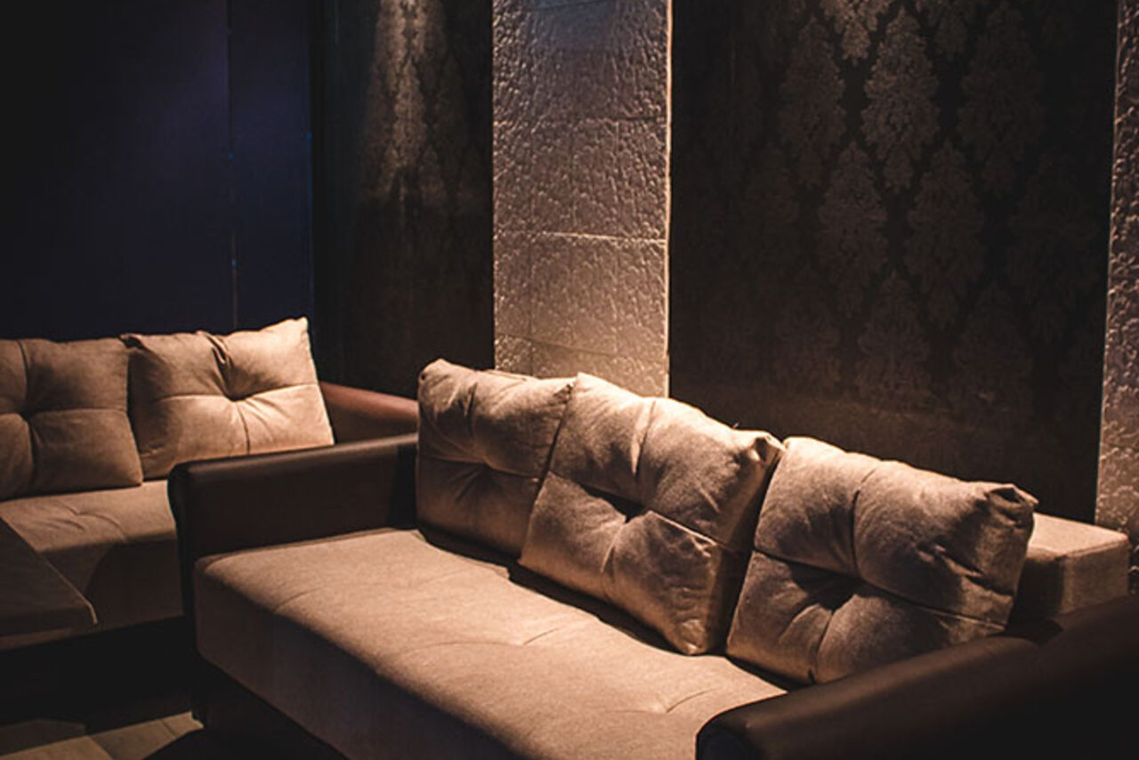 Арендовать Двухуровневый лофт с кожаными диванами