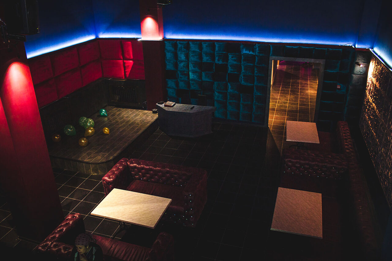 Арендовать Двухуровневый лофт с кожаными диванами