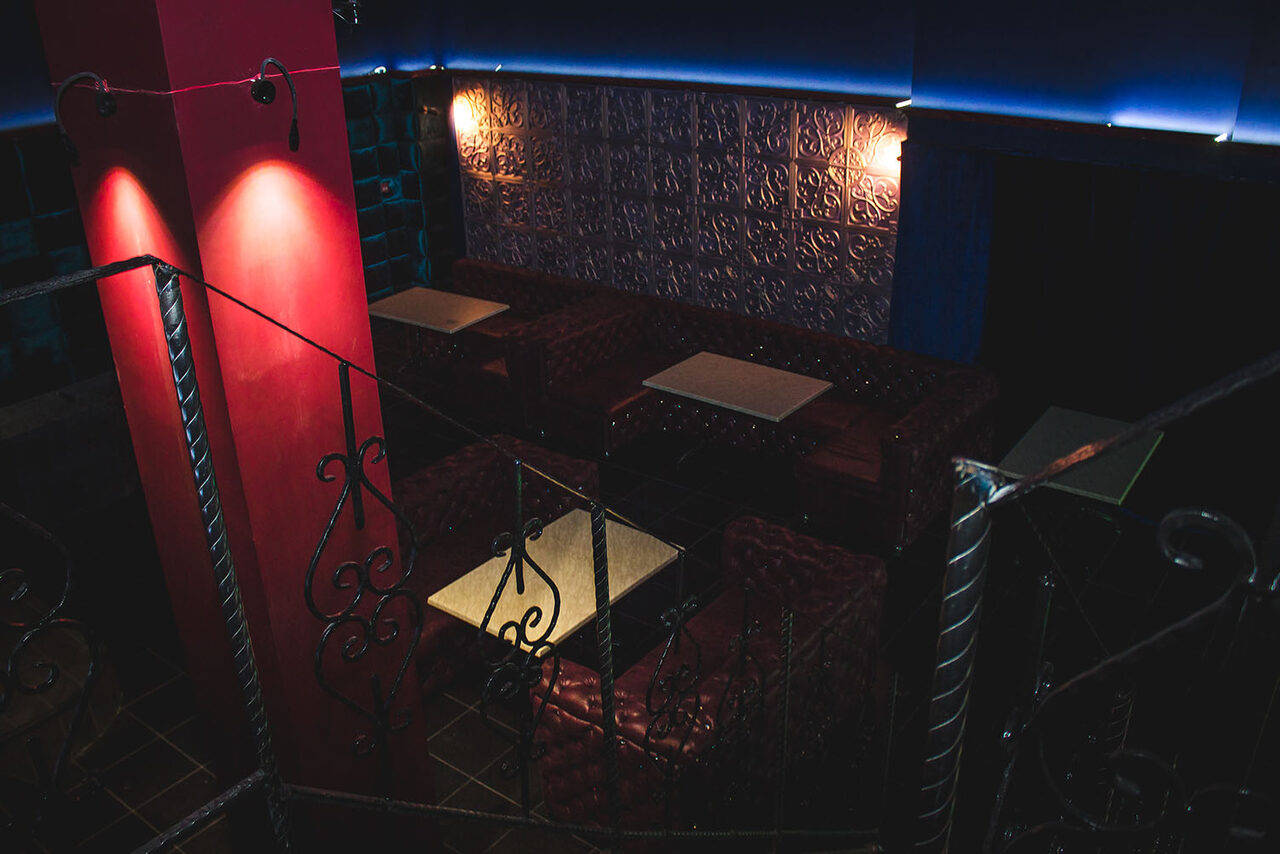 Арендовать Двухуровневый лофт с кожаными диванами