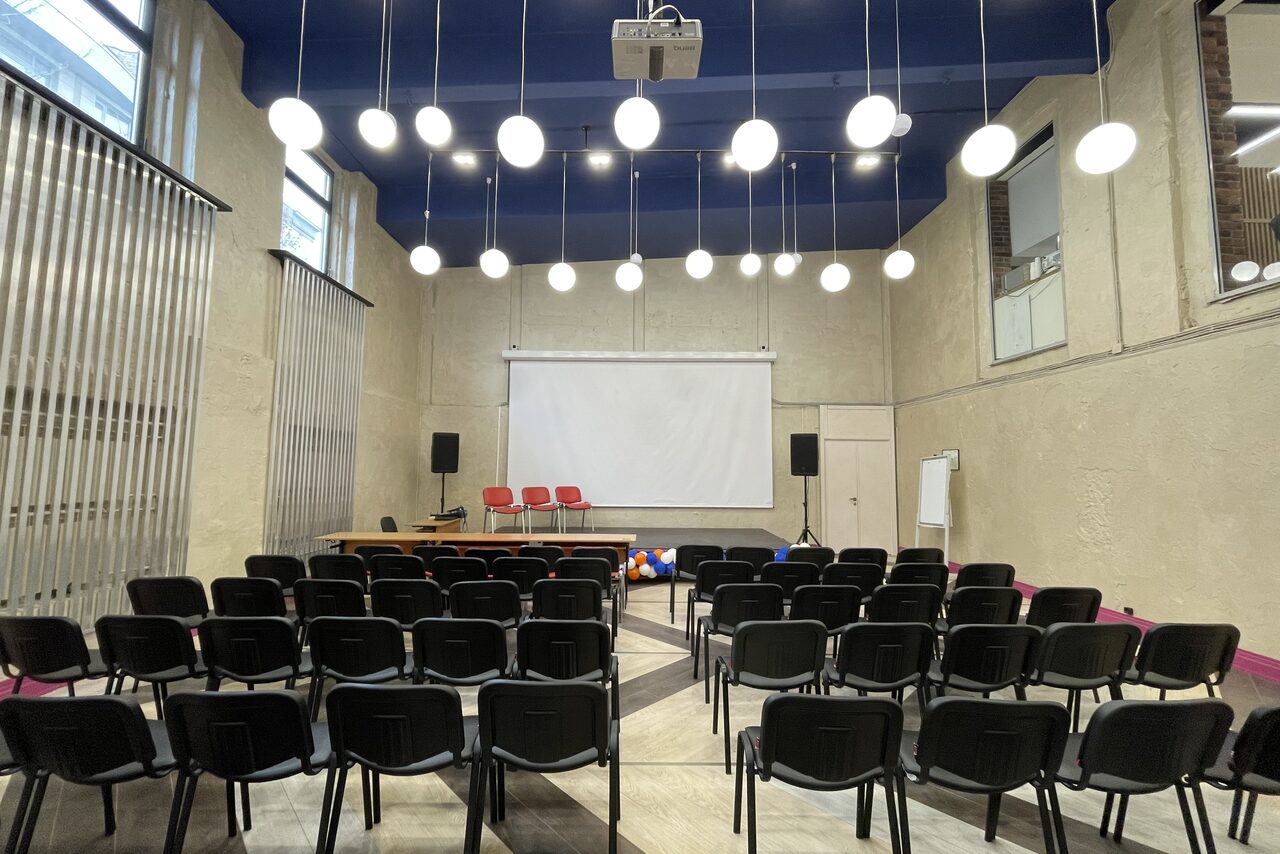 Арендовать Конференц-зал со сценой и высокими потолками