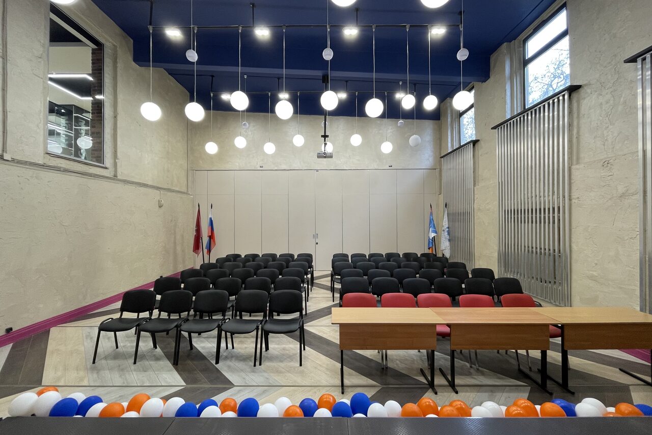 Арендовать Конференц-зал со сценой и высокими потолками